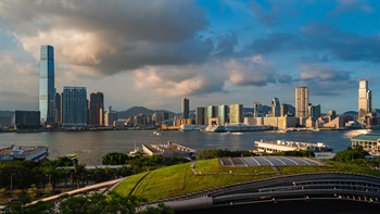 从天台花园可以俯瞰中环–湾仔绕道，延伸至维多利亚港和尖沙咀海旁，以及著名的狮子山和更远处的海港东面山岭。